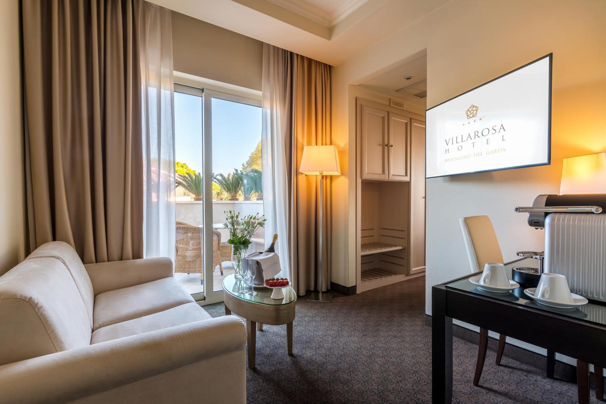 Suite with Balcony and Lake View,665667579:JPEG
